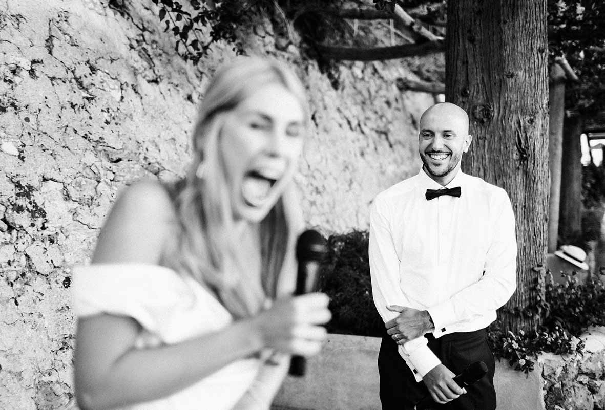 "ALT"fotógrafo de boda en Amalfi mirada divertida bn"
