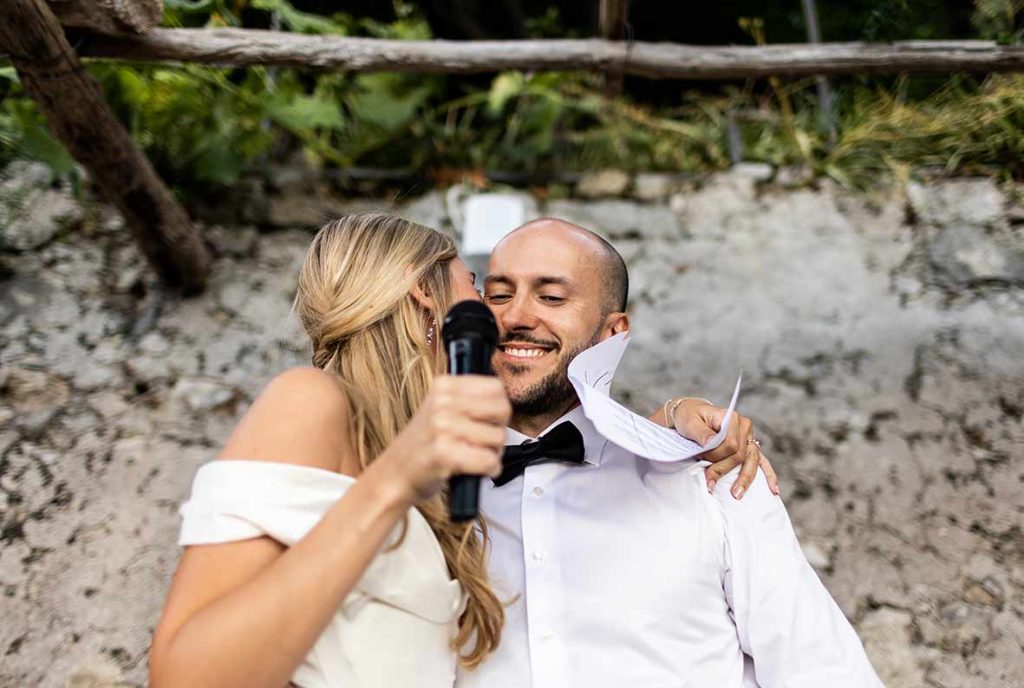 "ALT"fotógrafo de boda en Amalfi abrazo discurso"
