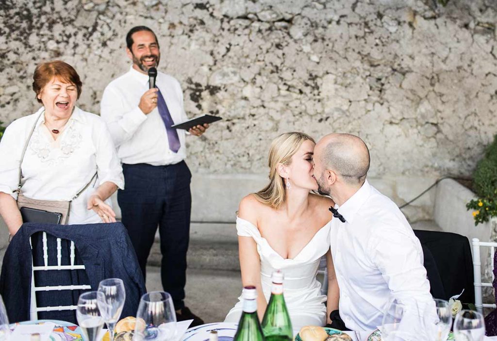 "ALT"fotógrafo de boda en Amalfi otro beso en discurso"