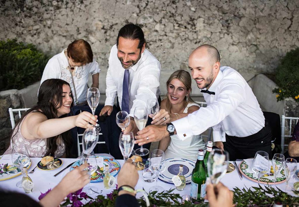 "ALT"fotógrafo de boda en Amalfi brindis familia"