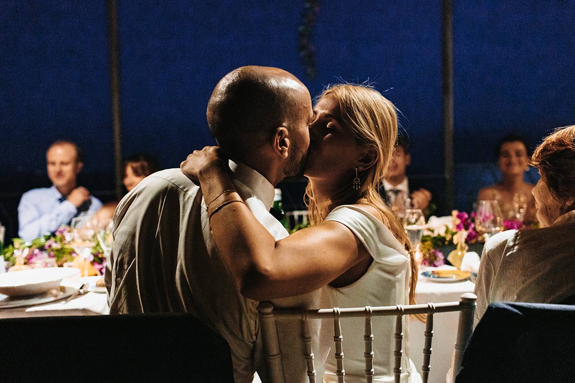 "ALT"fotógrafo de boda en Amalfi beso en la noche"