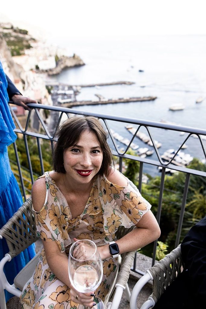 "ALT"fotógrafo de boda en Amalfi invitada cóctel"
