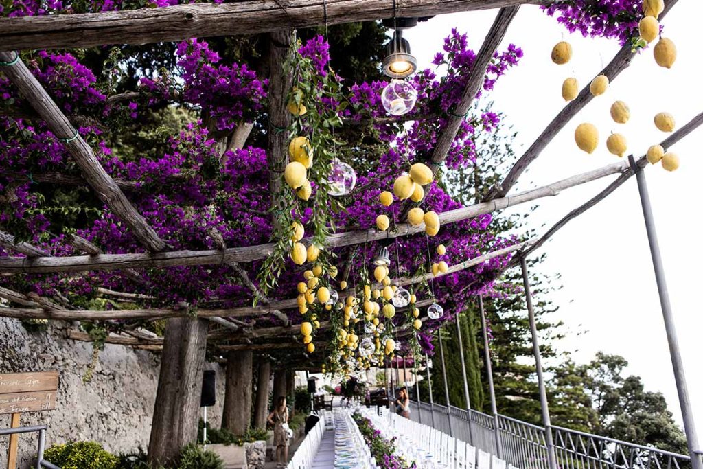 "ALT"fotógrafo de boda en Amalfi flores banquete"