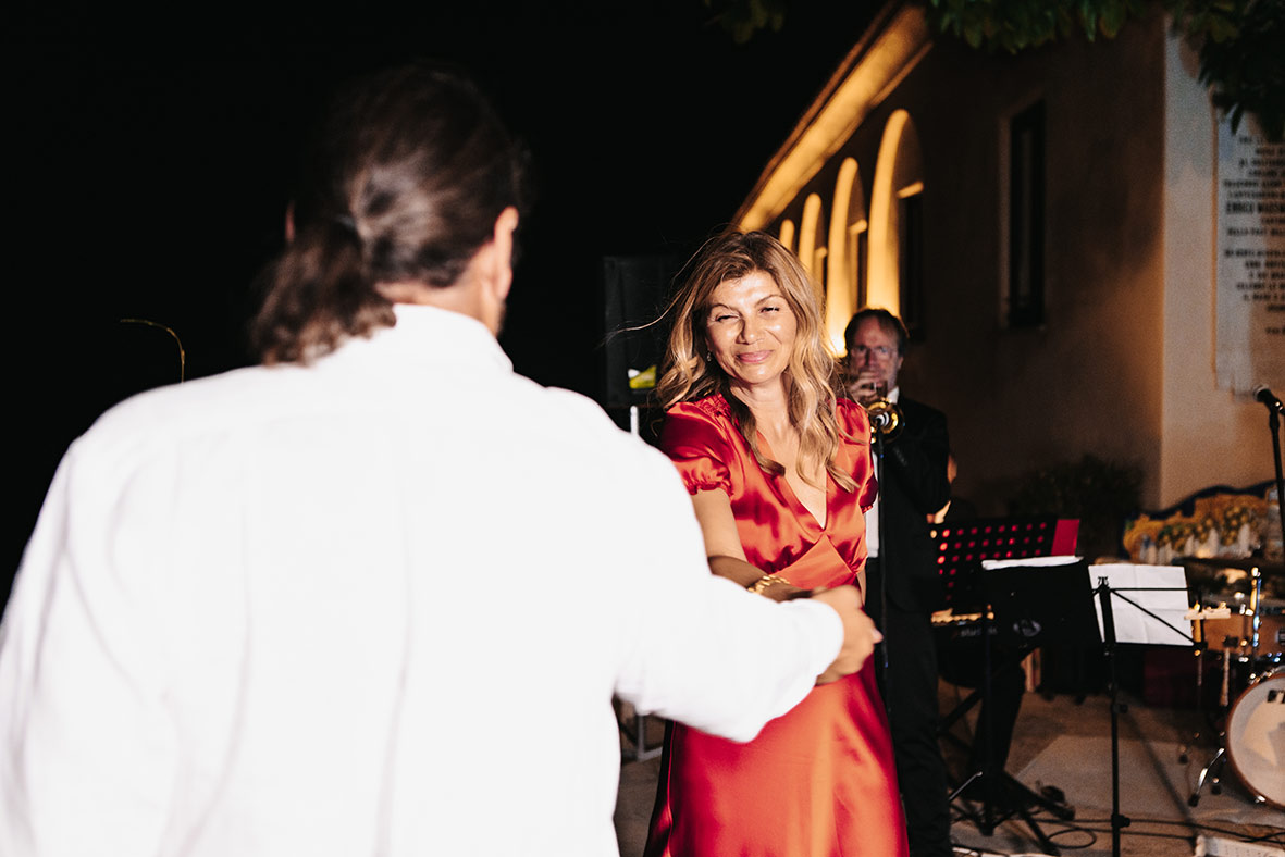 "ALT"fotógrafo de boda en Amalfi madre bailando"