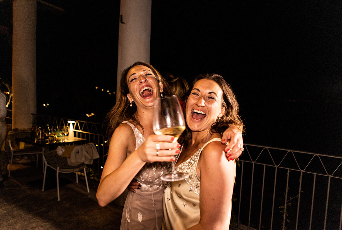 "ALT"fotógrafo de boda en Amalfi pareja de chicas"
