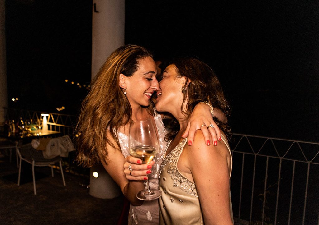 "ALT"fotógrafo de boda en Amalfi amor en la boda"
