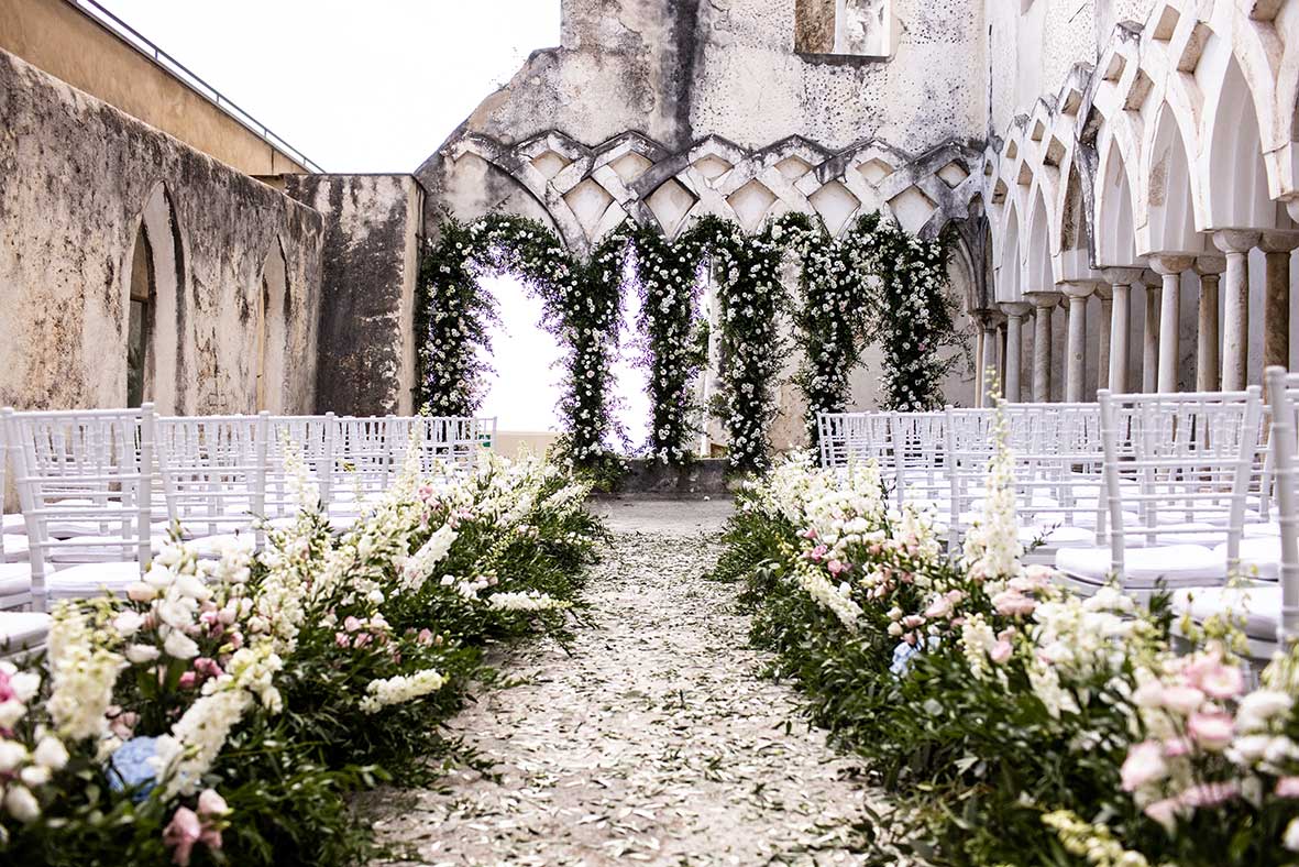 "ALT"fotógrafo de boda en Amalfi claustro"