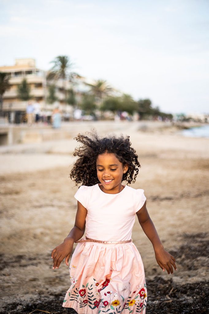 "ALT"book niña agencia mallorca corriendo"