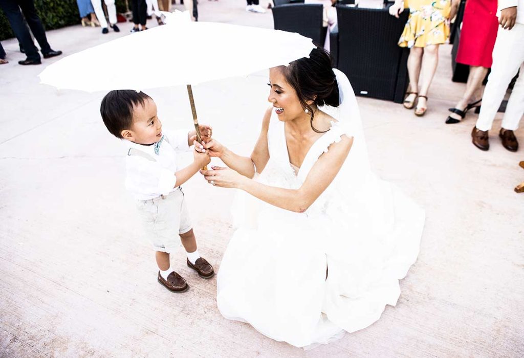 "ALT"boda filipina en mallorca niño con sombrilla"