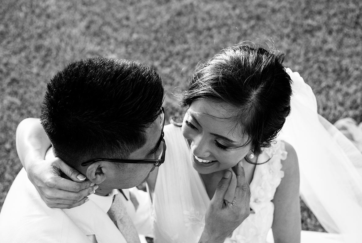 "ALT"boda filipina en mallorca sonriendo al novio"