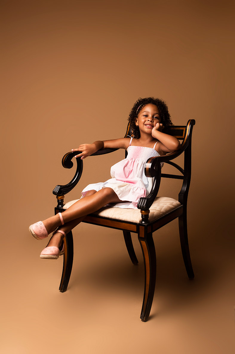 "ALT"book profesional de fotografía infantil en Mallorca silla"
