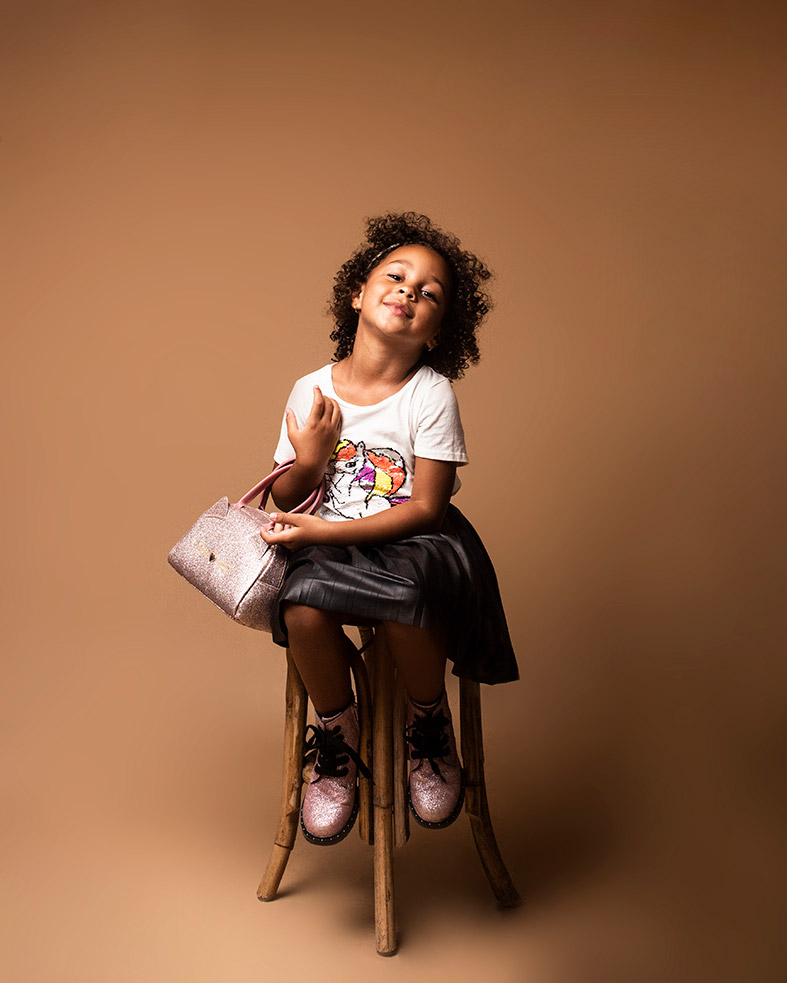 "ALT"book profesional de fotografía infantil en Mallorca sentada"