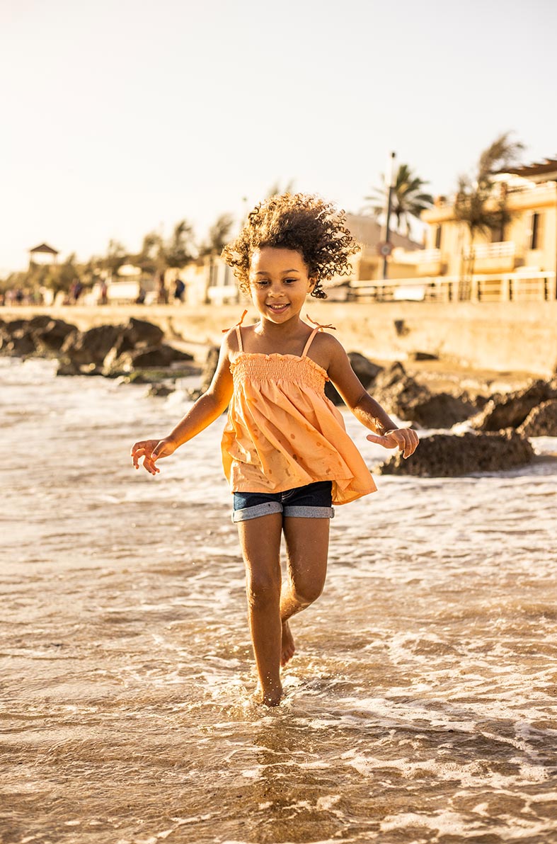 "ALT"book profesional de fotografía infantil en Mallorca corriendo"