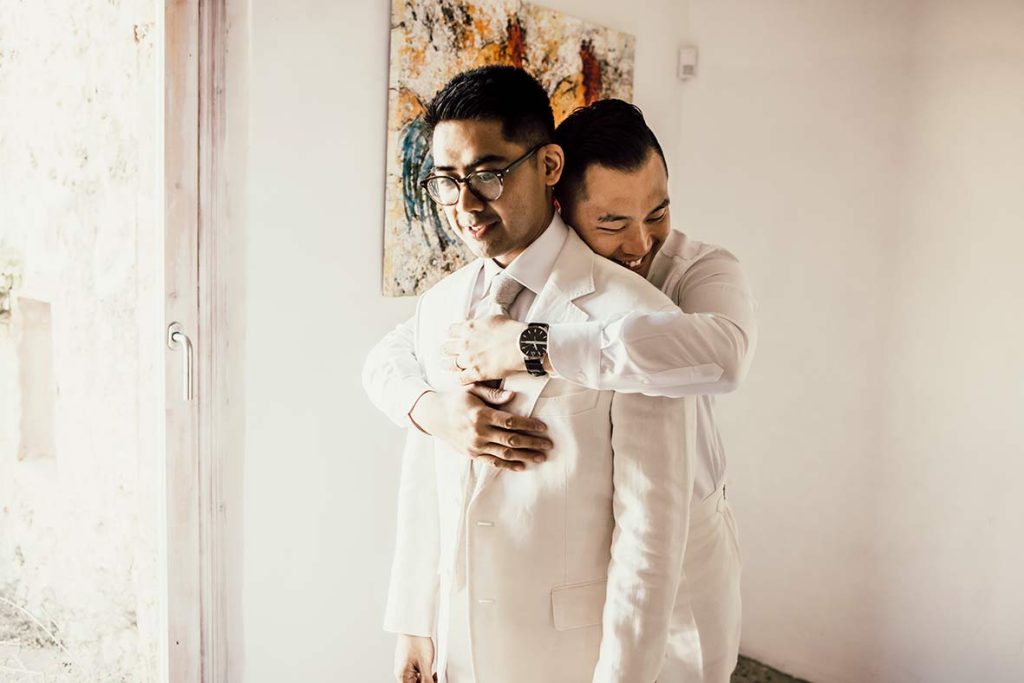 "ALT"boda filipina en Mallorca abrazo de hermano"