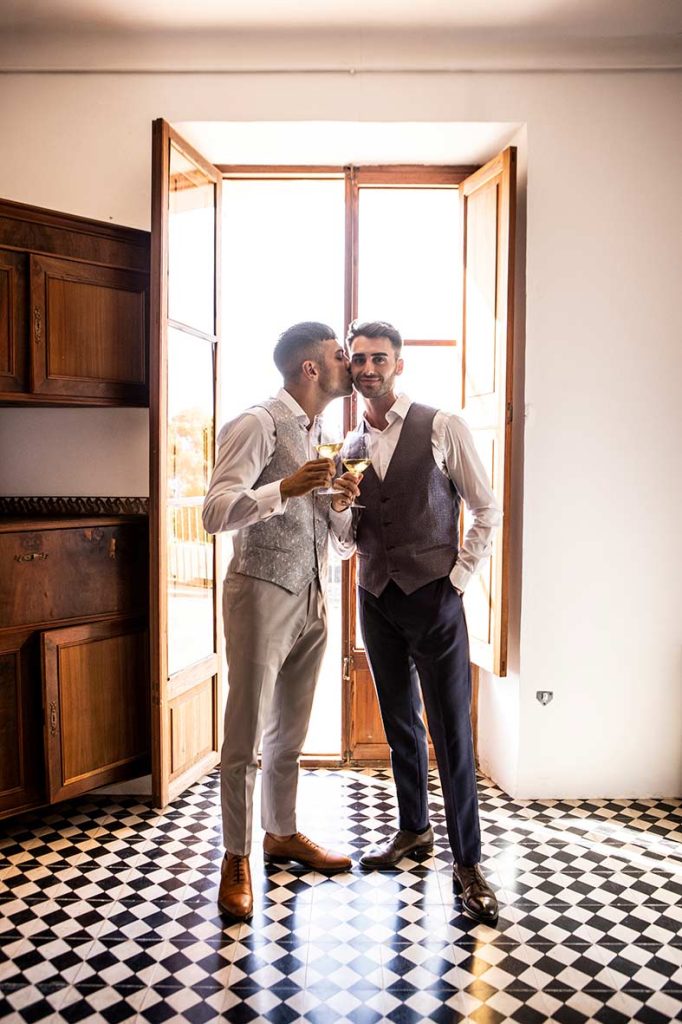 "ALT"fotografía de bodas Mallorca beso preparativos"