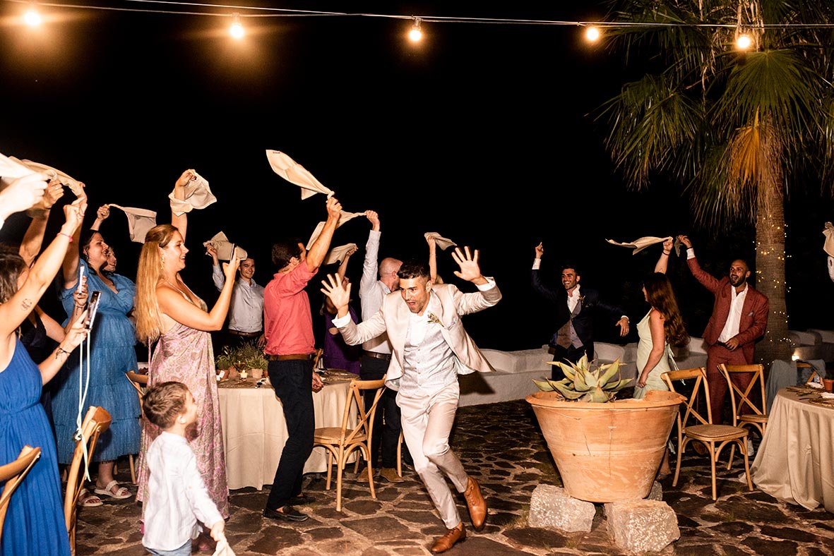 "ALT"fotografía de bodas Mallorca entrada corriendo"