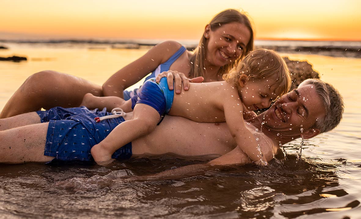 "ALT"fotógrafo de familias en Mallorca jugando"