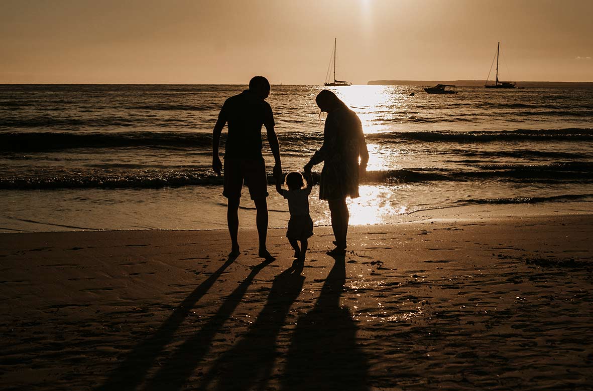 "ALT"fotógrafo de familias en Mallorca contraluz"