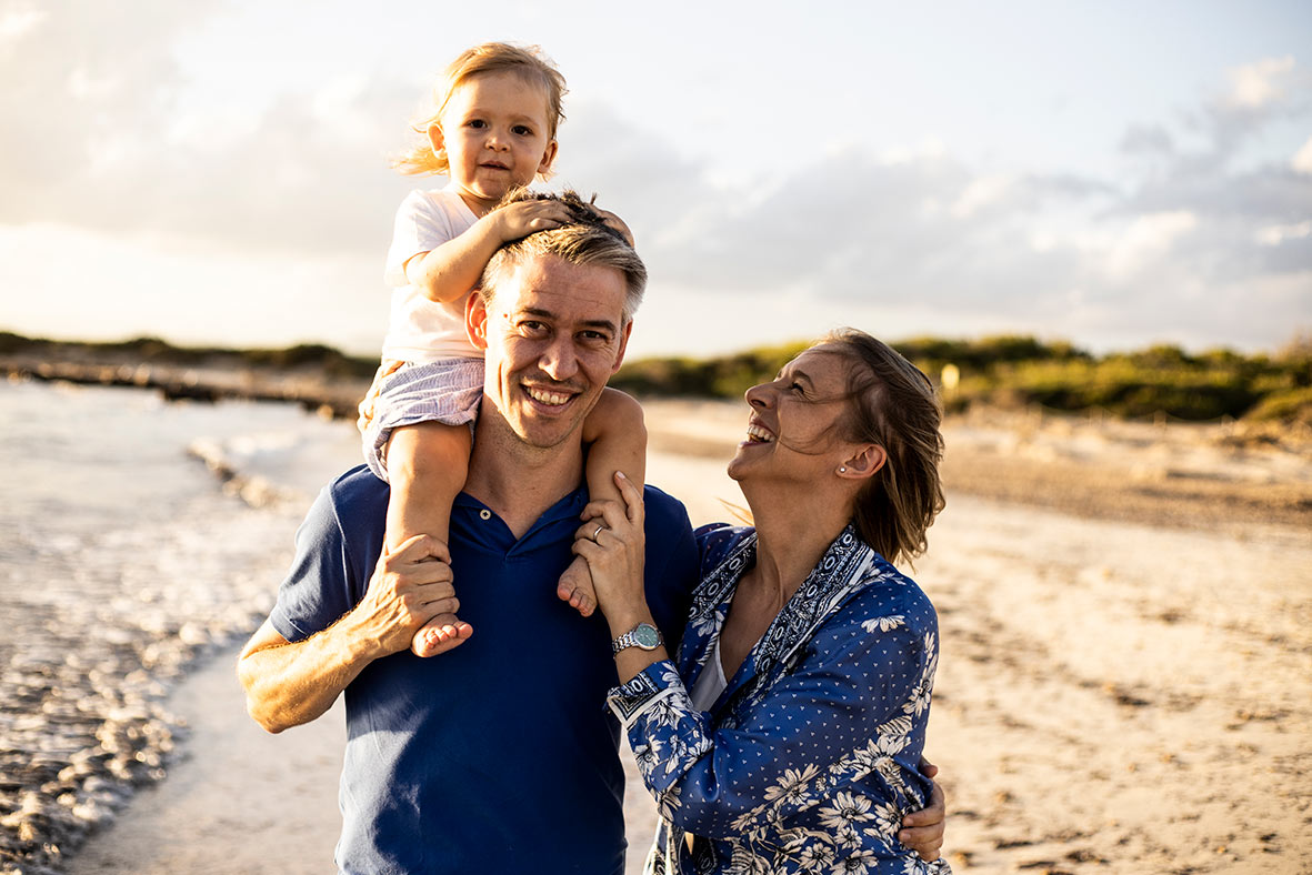 "ALT"fotógrafo de familias en Mallorca diversión"