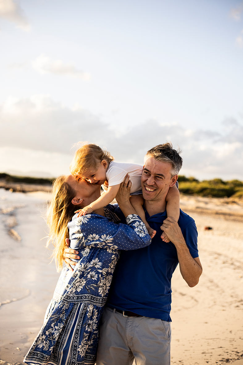 "ALT"fotógrafo de familias en Mallorca risas"