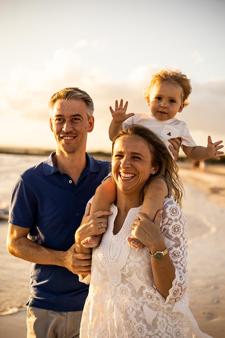 "ALT"fotógrafo de familias en Mallorca saltando"