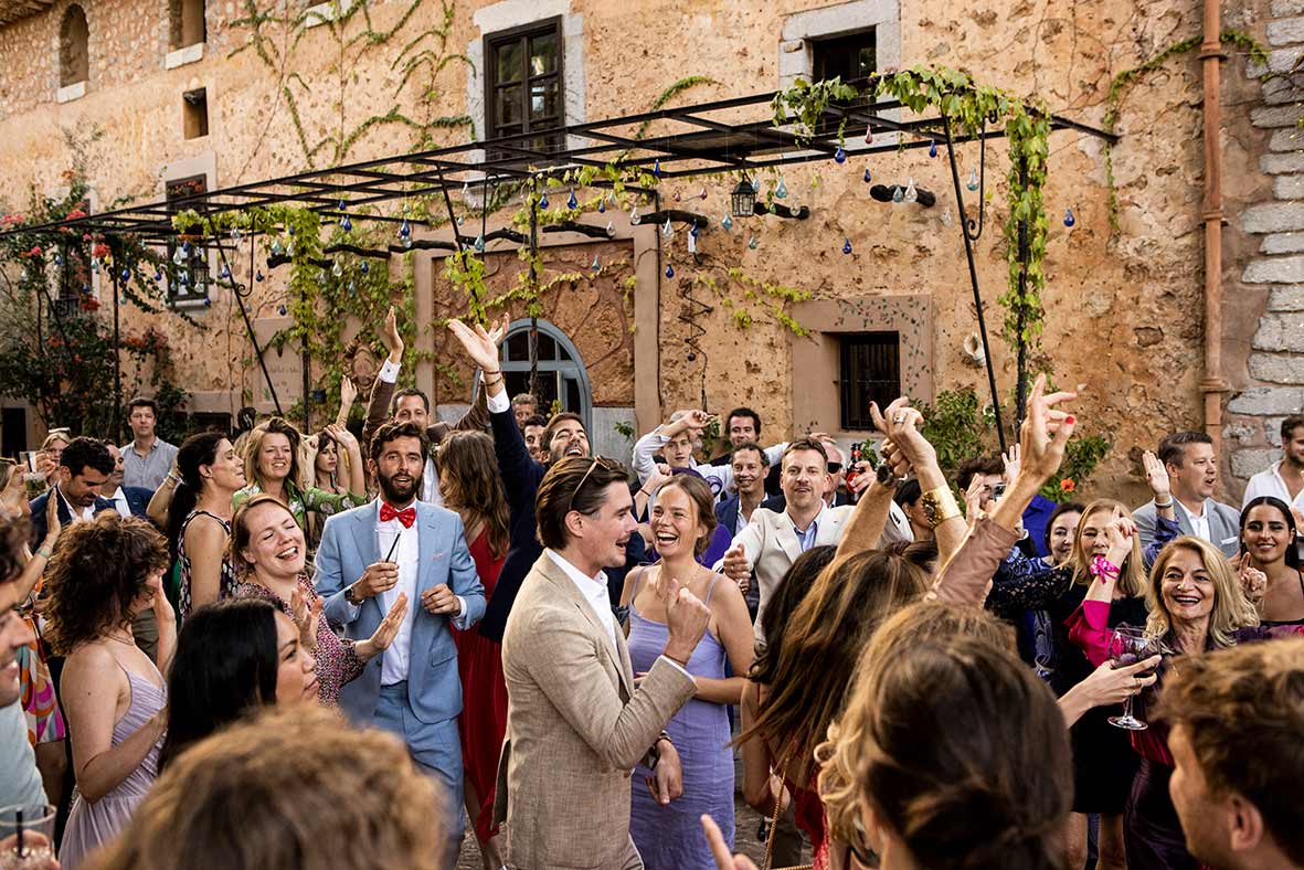 "ALT"las mejores fincas de bodas en Mallorca 2023 finca canai invitados bailando"