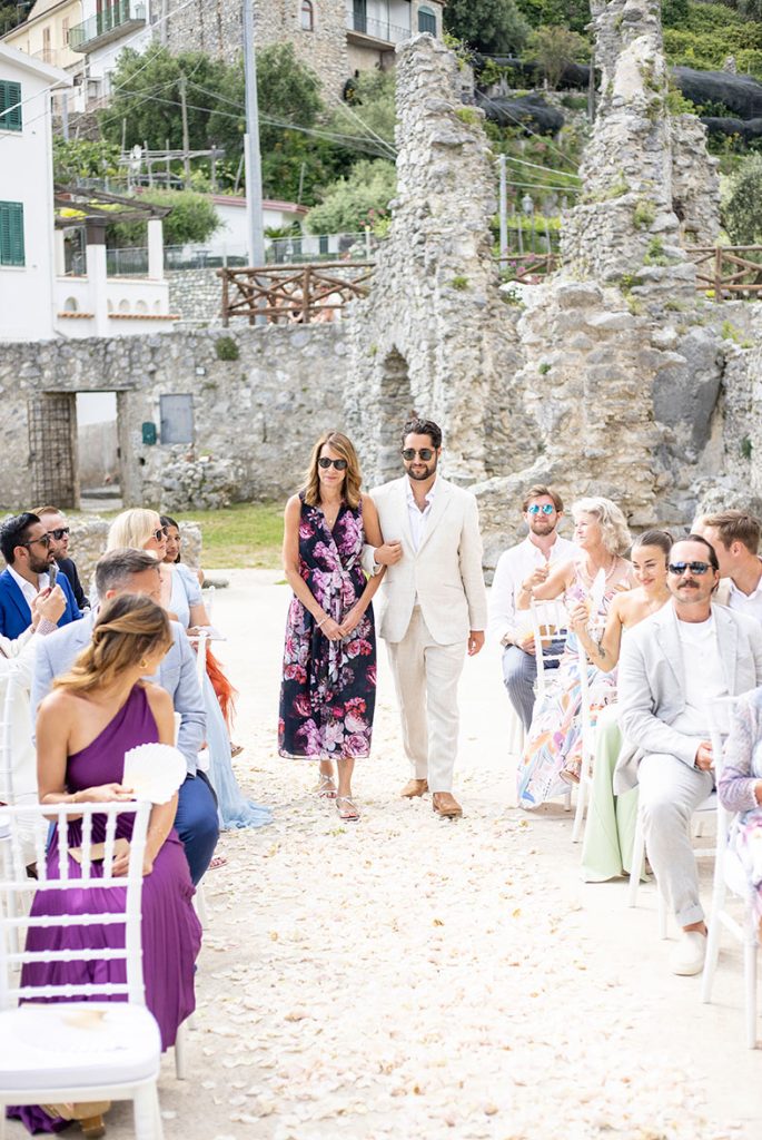 "ALT"boda en la costa amalfitana entrada novio"