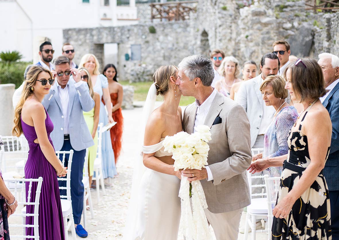 "ALT"boda en la costa amalfitana beso padre altar"