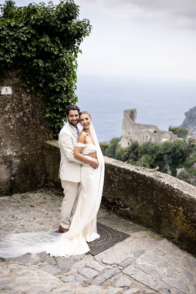 "ALT"boda en la costa amalfitana pose de pareja"