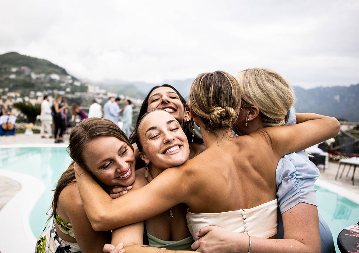 "ALT"boda en la costa amalfitana abrazo de amigas"