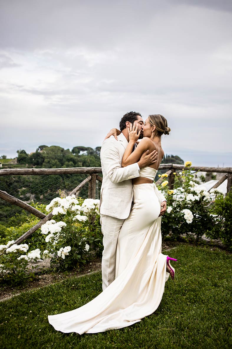 "ALT"boda en la costa amalfitana beso fotos de pareja"
