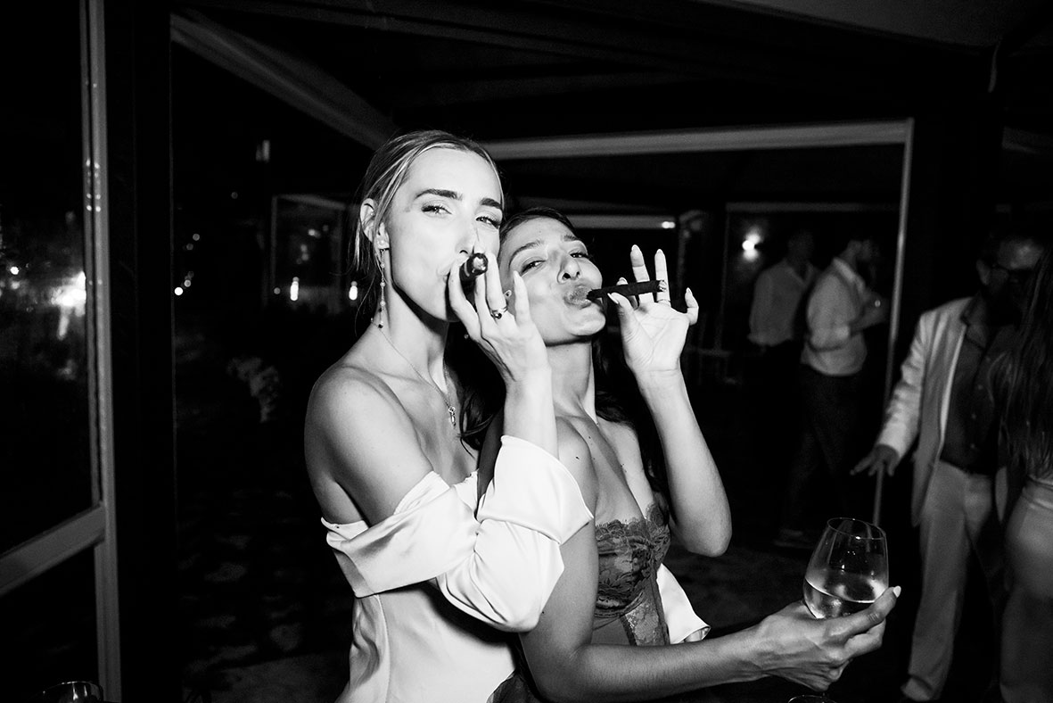 "ALT"boda en la costa amalfitana amigas con puro"