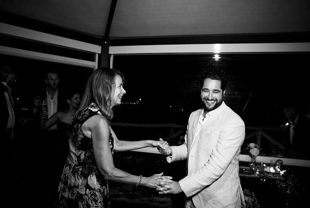 "ALT"boda en la costa amalfitana novio con madre"