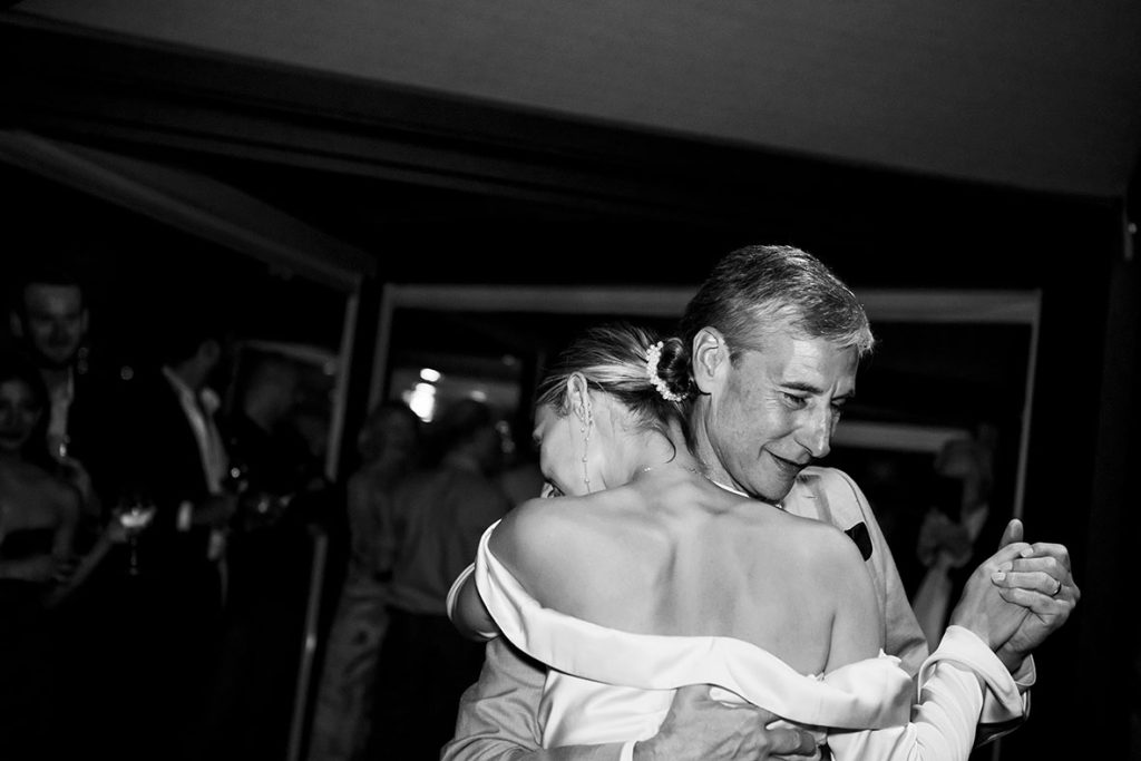 "ALT"boda en la costa amalfitana padre emocionado"