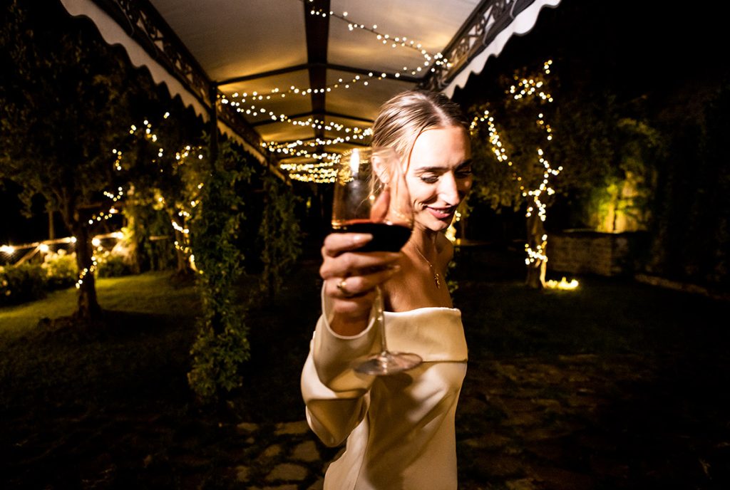 "ALT"boda en la costa amalfitana novia con vino"