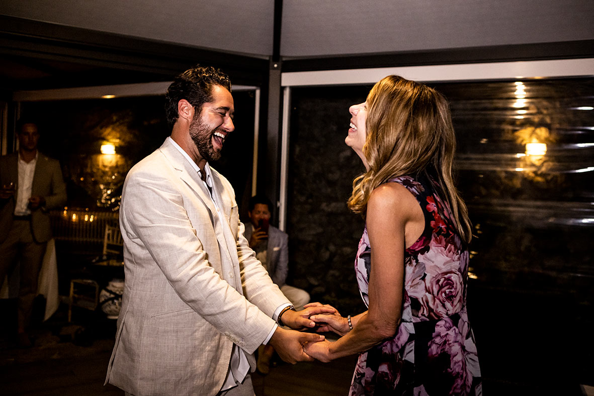 "ALT"boda en la costa amalfitana novio baile con madre"