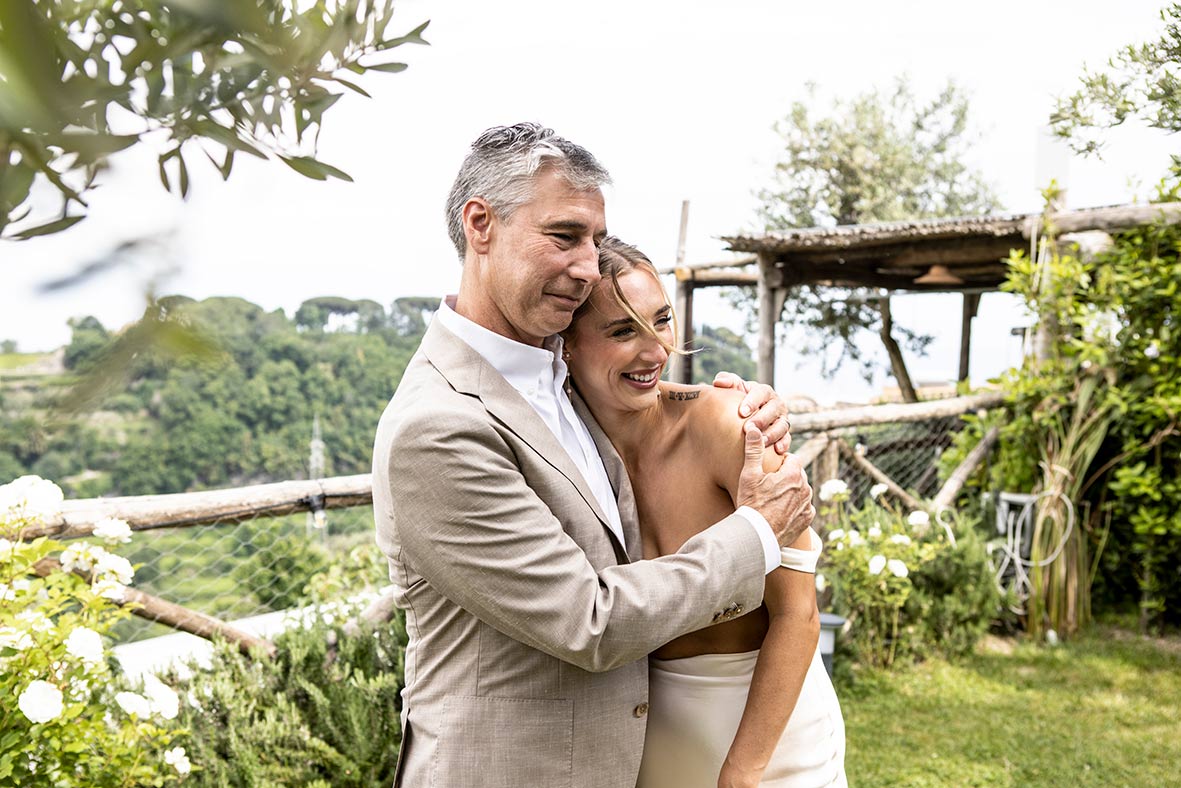 "ALT"boda en la costa amalfitana abrazo con padre"