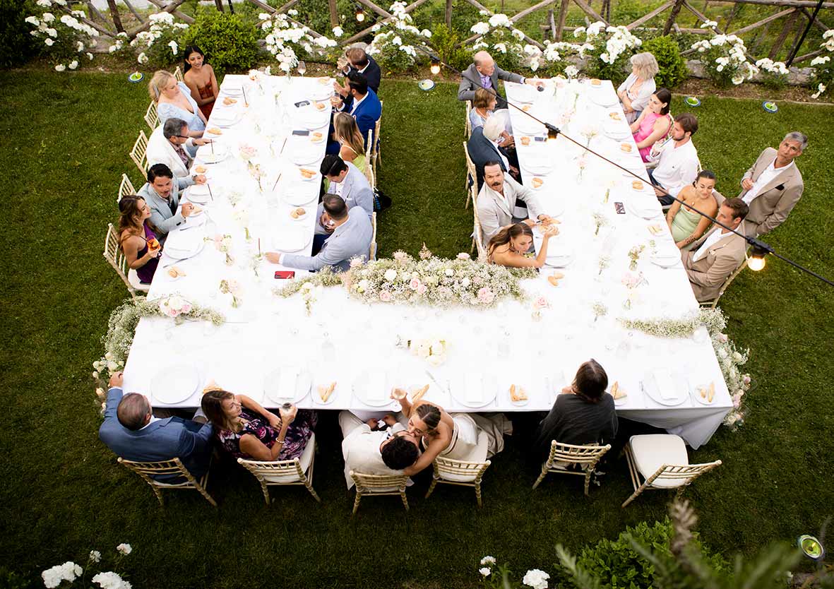 "ALT"fotógrafo en la costa amalfitana banquete a vista de pajaro"