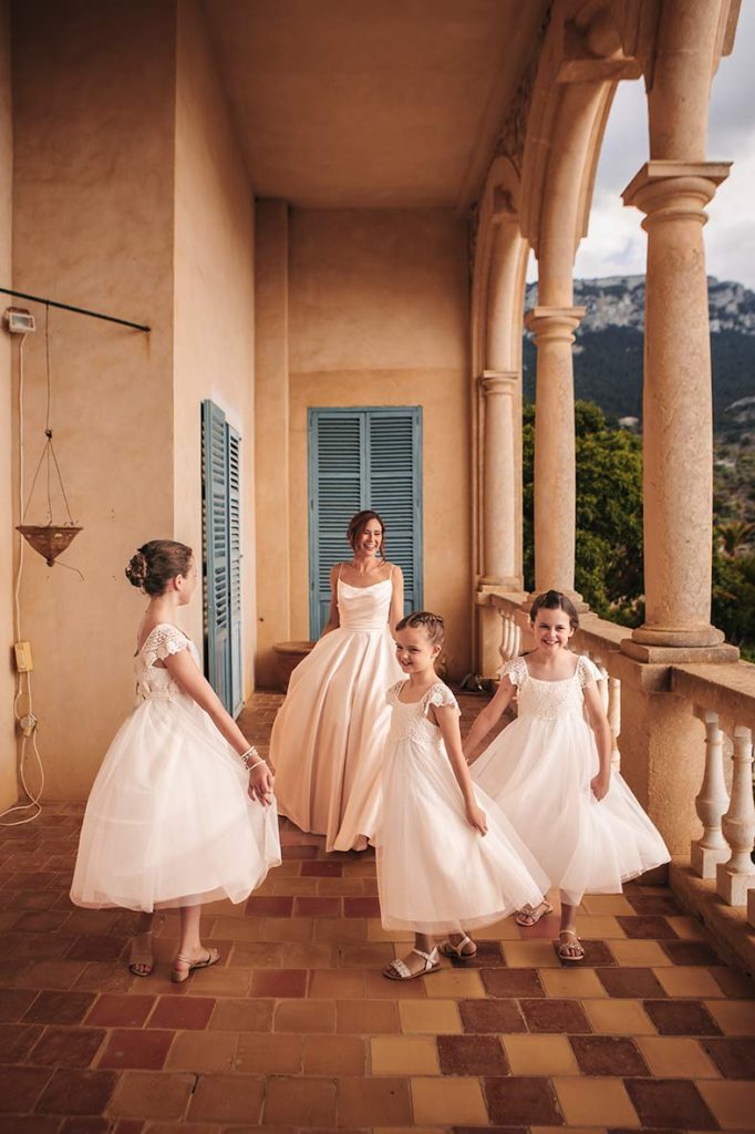 "ALT"boda en son marroig deia mallorca niñas alrededor de la novia"