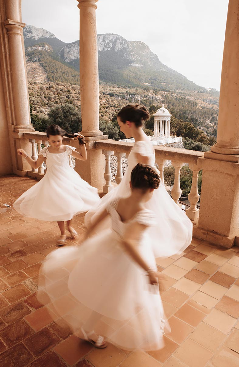 "ALT"boda en son marroig deia mallorca niñas bailando"