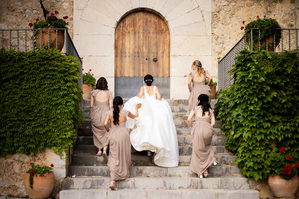 "ALT"boda coreana en finca comassema mallorca sbiendo escaleras con madrinas"
