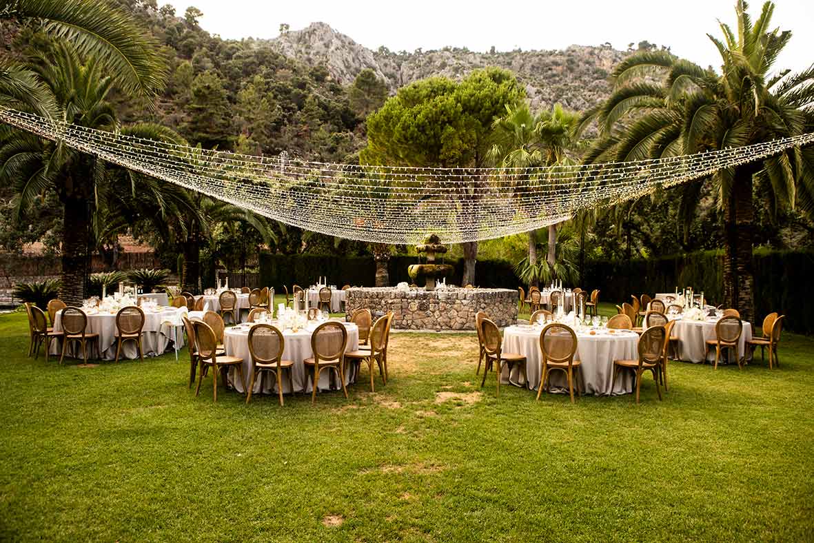 "ALT"boda coreana en finca comassema mallorca deco bombillas y flores"