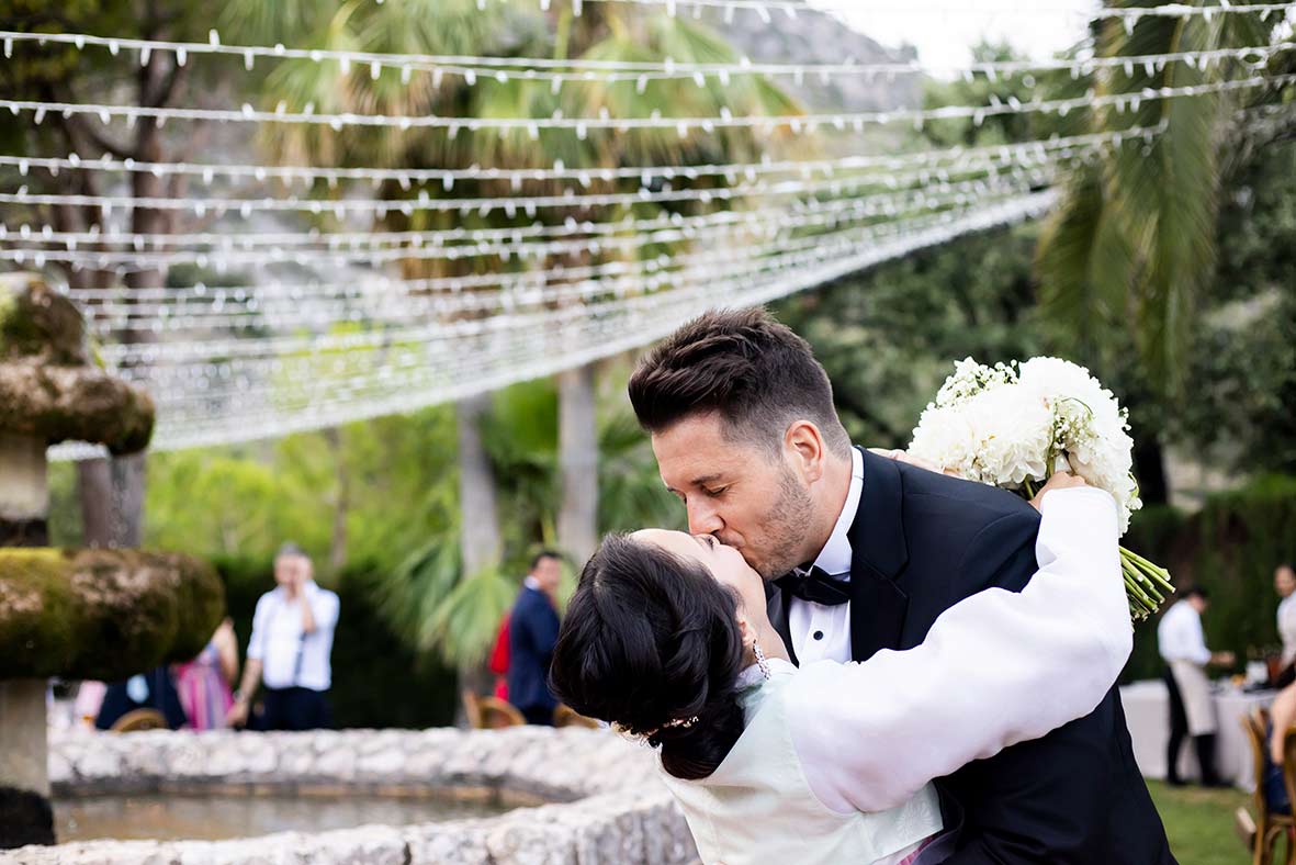 "ALT"boda coreana en finca comassema mallorca beso final entrada banquete"