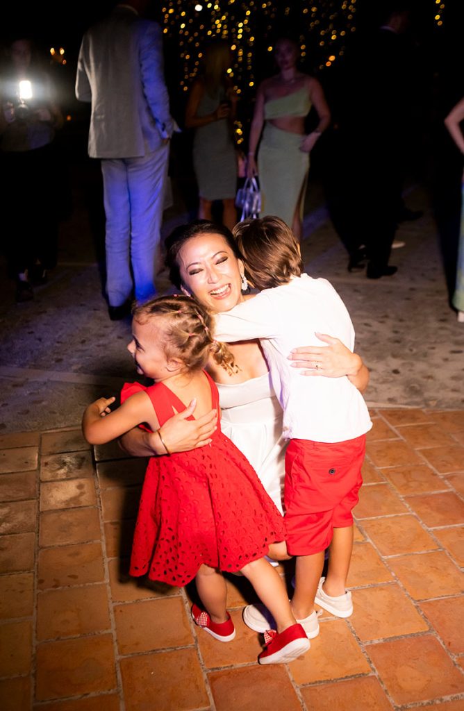 "ALT"boda coreana en finca comassema mallorca abrazo niños fiesta"