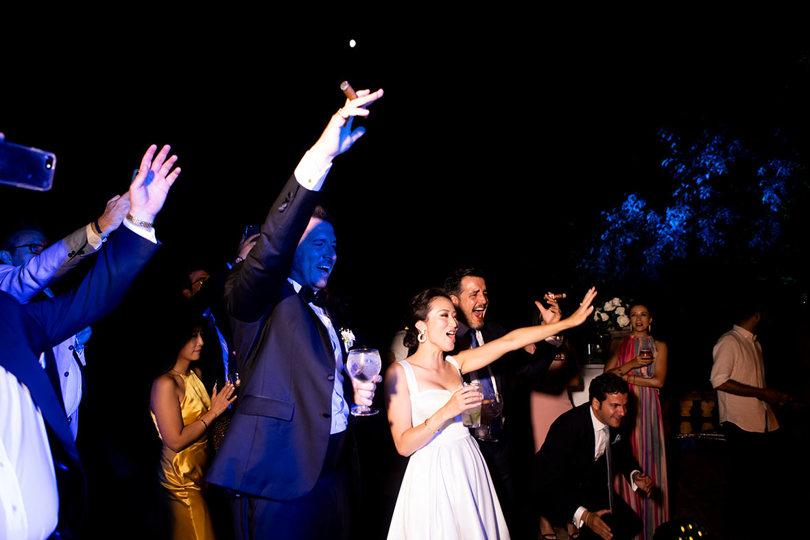 "ALT"boda coreana en finca comassema mallorca ecuchando al padre cantar"