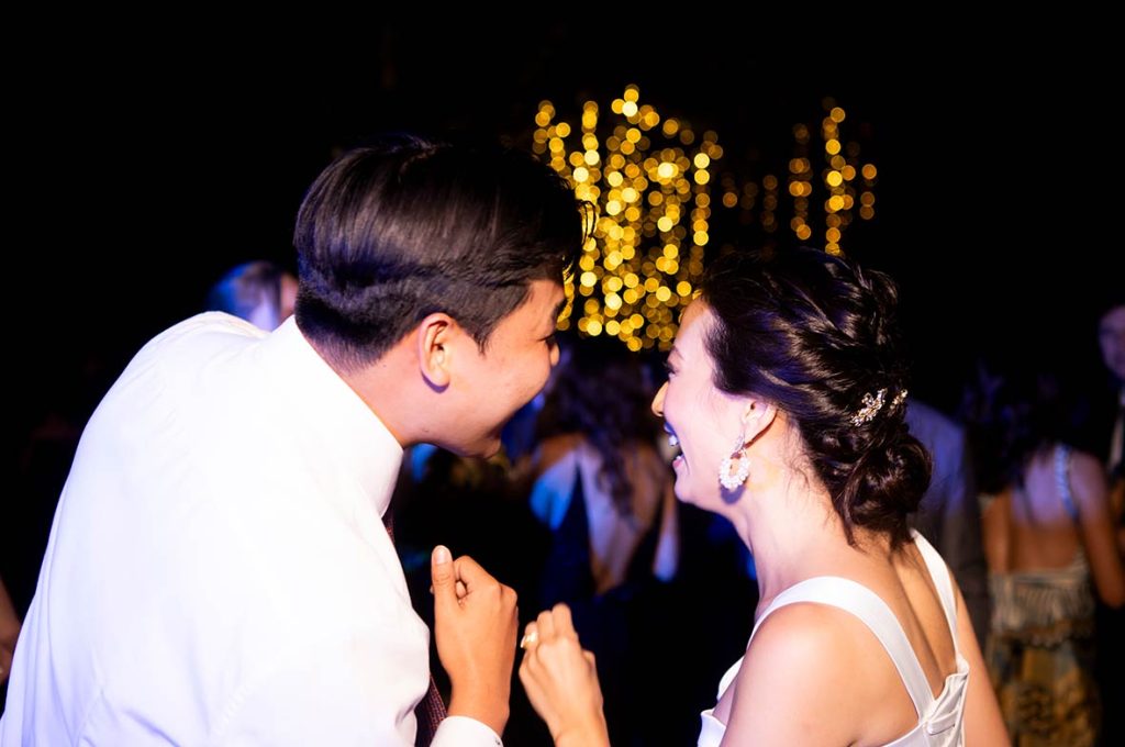 "ALT"boda coreana en finca comassema mallorca novia con familiar bailando"