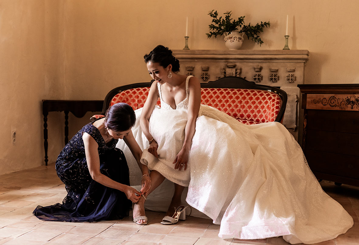 "ALT"boda coreana en finca comassema mallorca madre con zapatos"