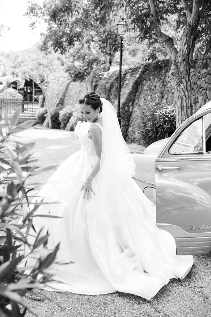 "ALT"boda coreana en finca comassema mallorca bajando del coche"