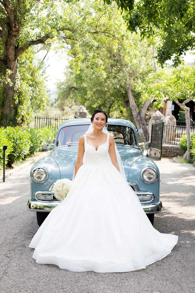 "ALT"boda coreana en finca comassema mallorca delante del coche"