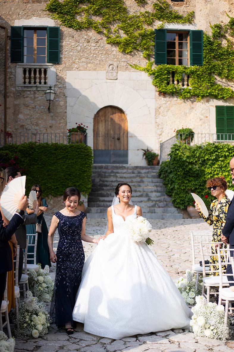 "ALT"boda coreana en finca comassema mallorca entrada novia con madre"